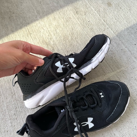 Under Armour Charged Assert 9 Black Youth size 4Y - Picture 9 of 9